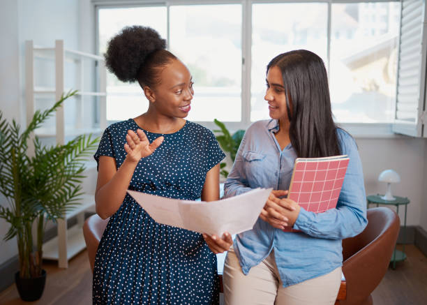 Two women discussing work solutions in a mentorship setting